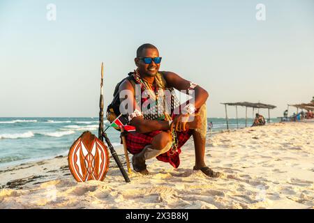 Maasai-Krieger, Souvenirverkäufer, am Strand. DIANI Beach, Kenia, Mombasa 26. februar 2024 Stockfoto