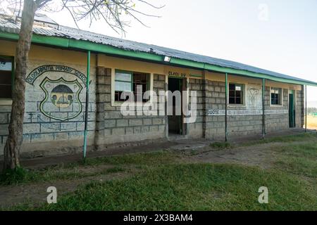 Februar 2024. Masai Village Kenia.: Schule im Dorf Masai. Bildung, Bildungseinrichtung für arme afrikanische Kinder in Afrika. Stockfoto