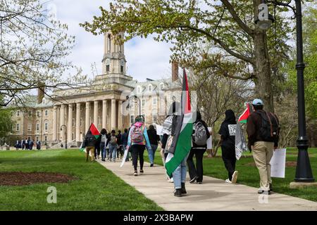 State College, Usa. April 2024. Pro-palästinensische Demonstranten tragen palästinensische Flaggen, wenn sie zum Old Main auf dem Campus der Penn State University gehen. Penn State Students for Justice in Palestine veranstalteten zusammen mit anderen Organisationen eine ganztägige Volksuniversität für Gaza, die Lehrveranstaltungen, Kreiden auf Gehwegen und eine Kundgebung am Alten Main beinhaltete. Quelle: SOPA Images Limited/Alamy Live News Stockfoto