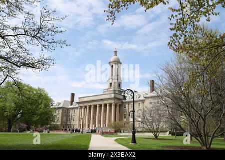 State College, Usa. April 2024. Blick auf den Old Main, der als Verwaltungssitz der Pennsylvania State University dient. Quelle: SOPA Images Limited/Alamy Live News Stockfoto