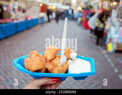 Kibbeling, das holländische Streetfood aus frittiertem Kabeljau, ist leicht auf dem Markt oder auf der Straße des Landes zu finden. Stockfoto