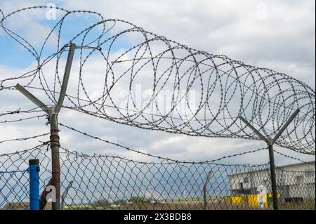 Stacheldrahtzaun. Rasierdraht. Eingeschränkter Bereich. Flughafenschutz. Stockfoto