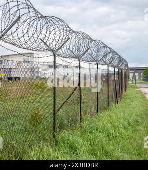 Stacheldrahtzaun. Rasierdraht. Eingeschränkter Bereich. Flughafenschutz. Stockfoto