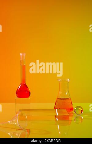 Minimale Szene eines konischen Kolbens gefüllt mit oranger Flüssigkeit und eines florentinischen kolbens mit flachem Boden mit roter Flüssigkeit. Glaspodium mit leerem Platz für Kosmetik Stockfoto