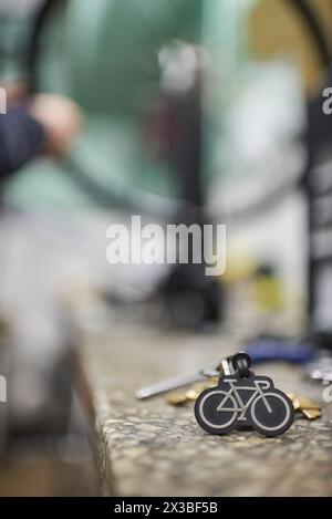 Fahrradwerkstatt. Konzeptbild mit selektivem Fokus und Kopierraum. Echte Menschen bei der Arbeit. Stockfoto