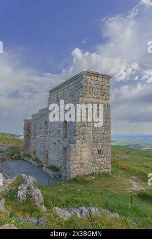 Ruinen von Acinipo, auch bekannt als Ronda la Vieja, eine Stadt aus dem Römischen Reich. Das Bild zeigt das römische Theater, das noch heute in Gebrauch ist. Stockfoto