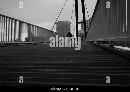 Brücke im Medienhafen mit Radfahrer, schwarz-weiß, Düsseldorf, Deutschland Stockfoto