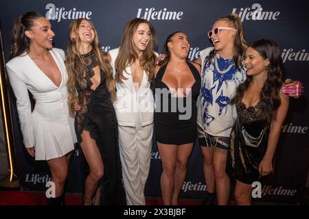 New York, USA. April 2024. (L-R) Kendall Vertes, Paige Hyland, Chloé Lukasiak, Kalani Hilliker, JoJo Siwa und Brooke Hyland nehmen am 25. April 2024 im Highlight Room im Moxy Lower East Side in New York, New York, Teil. (Foto: Gabriele Holtermann/SIPA USA) Credit: SIPA USA/Alamy Live News Stockfoto