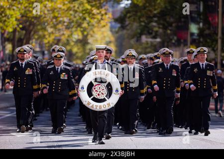 Sydney, Australien. April 2024. Kriegsveteranen, Verteidigungspersonal, Kriegswitwen und Nachkommen begeben sich während der ANZAC Day Parade am 25. April 2024 in Sydney, Australien, die Elizabeth Street hinunter. Der diesjährige ANZAC Day März kommt 109 Jahre auf den Tag, seit Australien und Neuseeland Truppen am 25. April 1915 in Gallipoli landeten, um die Kampagne während des Ersten Weltkriegs zu starten Stockfoto