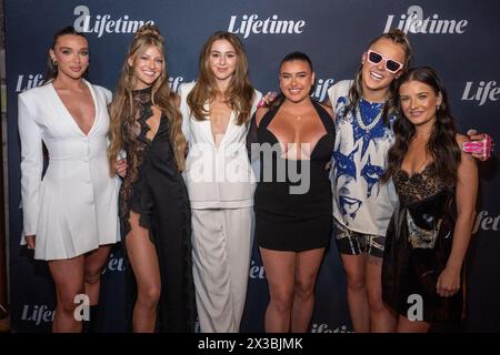 New York, USA. April 2024. (L-R) Kendall Vertes, Paige Hyland, Chloé Lukasiak, Kalani Hilliker, JoJo Siwa und Brooke Hyland nehmen am 25. April 2024 im Highlight Room im Moxy Lower East Side in New York, New York, Teil. (Foto: Gabriele Holtermann/SIPA USA) Credit: SIPA USA/Alamy Live News Stockfoto