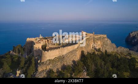 Drohnenaufnahme, Akropolis von Lindos, Licht am späten Nachmittag, historisches Schloss auf einer Klippe über dem Meer im goldenen Sonnenlicht, archäologische Stätte Lindos Stockfoto