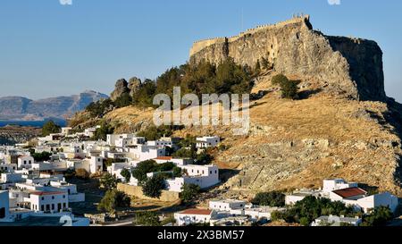 Sonnige Landschaft mit einer alten Festung auf einem Felsen über weißen Gebäuden, Akropolis von Lindos, Lindos, Rhodos, Dodekanes, Griechische Inseln, Griechenland Stockfoto