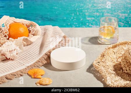 Weißes Podium in runder Form mit Hut, einer Tasse Wasser und einem Netzbeutel mit Orange. Minimale Podiumanzeige für Kosmetikprodukte Stockfoto