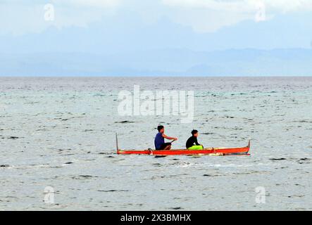 Ein philippinischer Fischer in einem bangka-Boot in Malapascua, Central Visayas, den Philippinen. Stockfoto