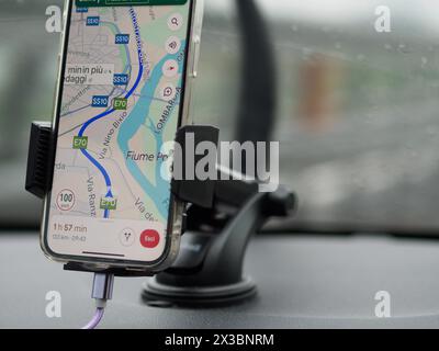Nahaufnahme eines Smartphones auf einer Autohalterung mit aktivem GPS-Navigationsbildschirm, Autobahn A1 A8 in der Nähe von Mailand, Italien Stockfoto