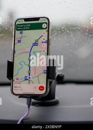 Smartphone mit Navigationskarte an regnerischen Tagen im Auto montiert, Autobahn A1 A8 in der Nähe von Mailand, Italien Stockfoto