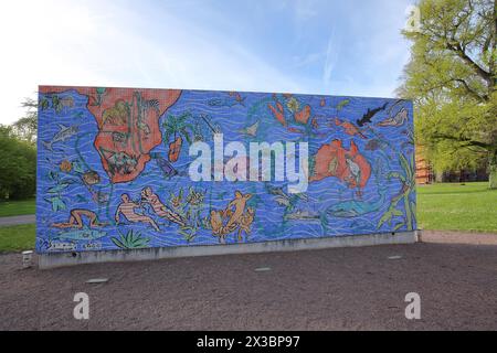 Skulptur Living Planet Square, Weltkarte des Lebens, von Stefan Szczesny 2000, Street Art, Wandmosaik, Graffiti, Südafrika, Australien, Karte, Wasser Stockfoto