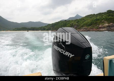 Eine Fahrt mit dem Schnellboot vom Ham Tin Beach nach Sai Kung in Hongkong. Stockfoto