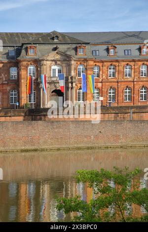 Keramikmuseum Villeroy & Boch mit französischer, ukrainischer, luxemburgischer und deutscher Flagge, EU-Flagge, Museum, Mettlach, Saarland, Deutschland Stockfoto