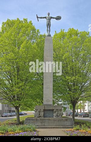 Gedenkstätte mit Skulptur von Nikolaus Simon 1959, Kriegerfigur, Kriegsdenkmal, Saarlouis, Saarland, Deutschland Stockfoto