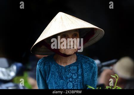 Porträt einer älteren vietnamesischen Frau, aufgenommen auf einem lokalen Markt in Hội an, Vietnam. Stockfoto