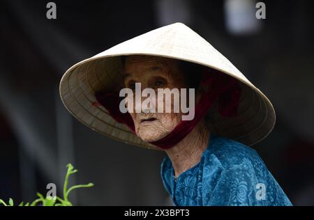 Porträt einer älteren vietnamesischen Frau, aufgenommen auf einem lokalen Markt in Hội an, Vietnam. Stockfoto