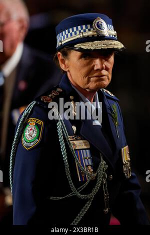 Sydney, Australien. April 2024. Die New South Wales Police Commissioner, Karen Webb, geht zurück zu ihrem Sitz, nachdem sie während des ANZAC Day Dawn Service am 25. April 2024 im Martin Place Cenotaph in Sydney, Australien, einen Kranz gelegt hat Stockfoto