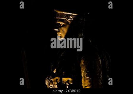 Sydney, Australien. April 2024. Eine allgemeine Ansicht des Cenotaph-Soldaten nach dem ANZAC Day Dawn Service am 25. April 2024 im Martin Place Cenotaph in Sydney, Australien Credit: IOIO IMAGES/Alamy Live News Stockfoto