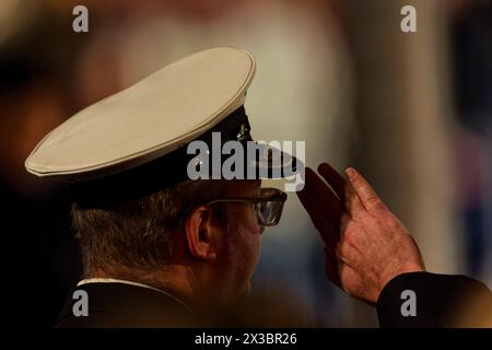 Sydney, Australien. April 2024. Ein Soldat grüßt während des ANZAC Day Dawn Service am 25. April 2024 im Martin Place Cenotaph in Sydney, Australien Credit: IOIO IMAGES/Alamy Live News Stockfoto