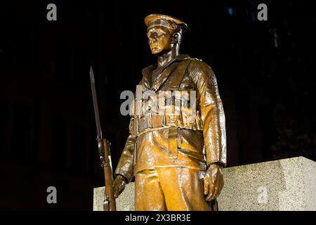 Sydney, Australien. April 2024. Eine allgemeine Ansicht des Cenotaph-Soldaten nach dem ANZAC Day Dawn Service am 25. April 2024 im Martin Place Cenotaph in Sydney, Australien Credit: IOIO IMAGES/Alamy Live News Stockfoto
