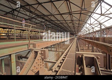 Innenansicht der Möllerhalle mit Stahlträgern und langen Korridoren mit Touristen, UNESCO-Hütte Voelklingen, Stahlbau, lang, groß Stockfoto