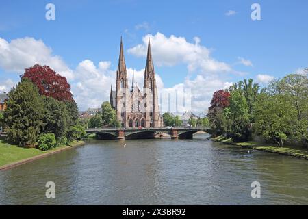 Neogotische St. Paul's Church mit Doppeltürmen und Pont d'Auvergne über der Ill, Fluss, Brücke, Straßburg, Unterrhein, Elsass, Frankreich Stockfoto