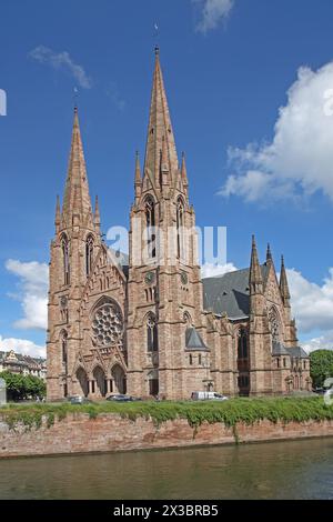 Neogotische St. Paul's Church mit zwei Türmen und dem Fluss Ill, Straßburg, Unterrhein, Elsass, Frankreich Stockfoto