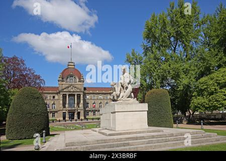 Kriegsdenkmal mit Skulptur von Leon-Ernest Drivier 1936 und Palais du Rhin erbaut 1889, ehemaliger Kaiserpalast, Mutter, Trauer, Soldaten, Söhne Stockfoto