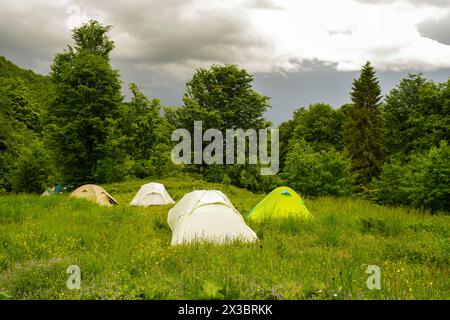 Touristenlager in den Bergen. Campingplatz. Viele Zelte. Im Freien. Stockfoto