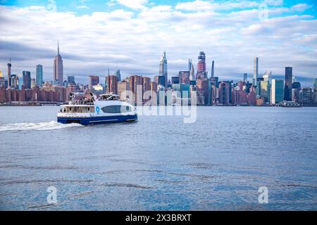 Fähre des New York City Ferry Service auf dem East River vor der Kulisse von Manhattan, New York City, USA Stockfoto