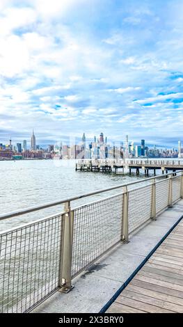 Waterfront Promenade, Williamsburg, mit Blick auf die Manhattan Bridge und über den East River zur Skyline von Manhattan, New York City, USA Stockfoto