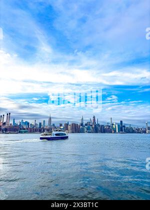 Fähre des New York City Ferry Service auf dem East River vor der Kulisse von Manhattan, New York City, USA Stockfoto