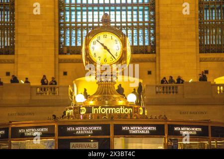 Die berühmte vierseitige Opaluhr des Informationszentrums in der Haupthalle des Grand Central Station, New Yorks Hauptbahnhof, Midtown Stockfoto