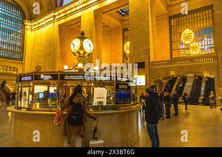 Die berühmte vierseitige Opaluhr des Informationszentrums in der Haupthalle des Grand Central Station, New Yorks Hauptbahnhof, Midtown Stockfoto