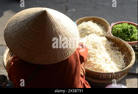 Eine vietnamesische Frau auf dem Zentralmarkt in Hoi an, Vietnam. Stockfoto