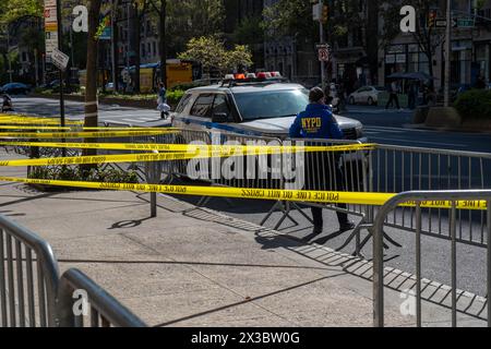 New York, Usa. April 2024. NYPD Barrikade und gelbes Band vor der Columbia University am Broadway. "Gaza Solidarity Encamp", das von propalästinensischen Studenten an der Columbia University eingerichtet wurde, ist noch immer erhalten, da sie das Ende der 48-Stunden-Verlängerung der Universität erwarten. (Foto: Syndi Pilar/SOPA Images/SIPA USA) Credit: SIPA USA/Alamy Live News Stockfoto