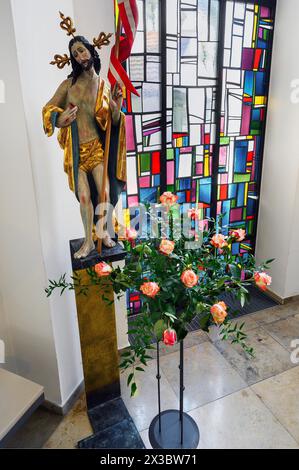 Farbiges Fenster und Figur Jesu mit Rosenstrauß, Klosterkirche Crescentia, Kaufbeuern, Allgaeu, Schwaben, Bayern, Deutschland Stockfoto