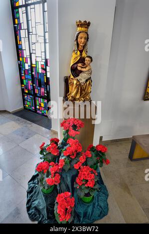 Gekrönte Marienfigur mit Jesuskind und Blumenschmuck, Klosterkirche Crescentia, Kaufbeuern, Allgäu, Schwaben, Bayern, Deutschland Stockfoto