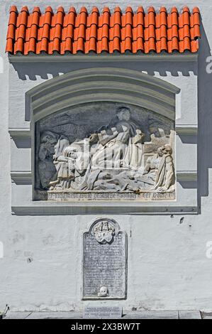 Halbrelief, Jesus und die schlafenden Jünger auf dem Ölberg, Martinskirche, Kaufbeuern, Allgäu, Schwaben, Bayern, Deutschland Stockfoto