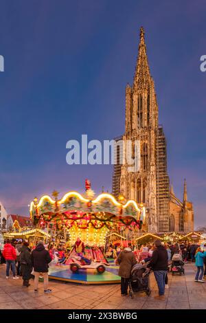 Weihnachtsmarkt vor dem Dom am Münsterplatz, Ulm, Baden-Württemberg, Oberschwaben, Deutschland, Ulm, Baden-Württemberg, Deutschland Stockfoto