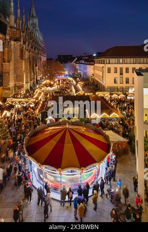 Weihnachtsmarkt vor dem Dom am Münsterplatz, Ulm, Baden-Württemberg, Oberschwaben, Deutschland, Ulm, Baden-Württemberg, Deutschland Stockfoto