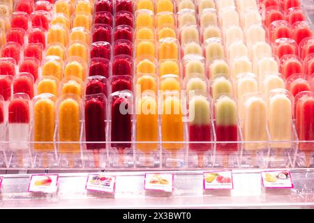 Mehrere Reihen von Eislollies, Mercat de la Boqueria, berühmter Markt auf den Ramblas in Barcelona, Spanien Stockfoto