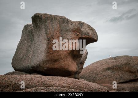 Bizarre Felsbrocken an der Pink Granit Coast - Cote de Granit Rose - in der Bretagne, Frankreich Stockfoto