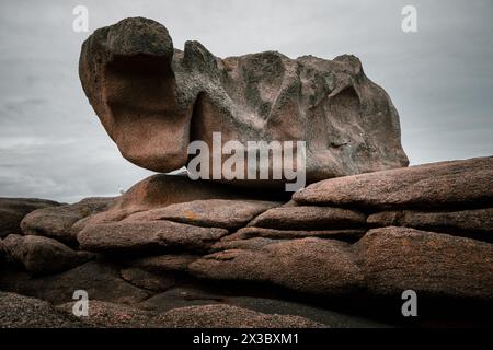Bizarre Felsbrocken an der Pink Granit Coast - Cote de Granit Rose - in der Bretagne, Frankreich Stockfoto
